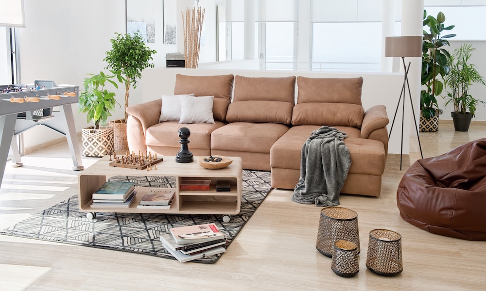 Sofá BENSON com chaise-longue com mantas e almofadas para maior conforto manta sofa