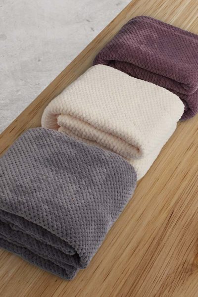 As mantas CAMELIA existem em 3 cores diferentes manta sofa