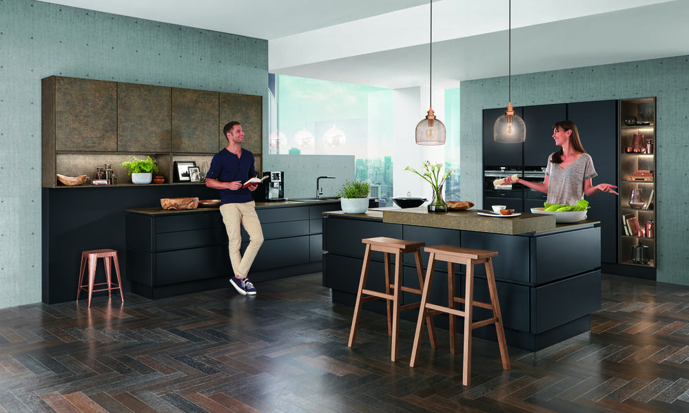 Detalhe do elusivo chão em parquet nesta cozinha em tons escuros. cozinhas de luxo