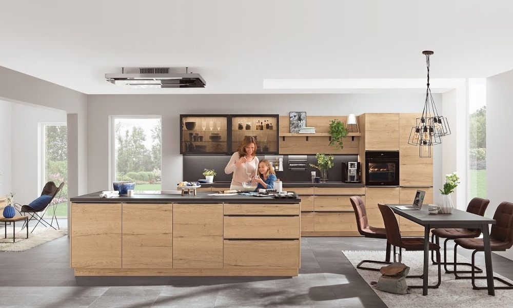 Haverá algo tão reconfortante numa casa como uma cozinha em madeira bem iluminada/ cozinha em madeira