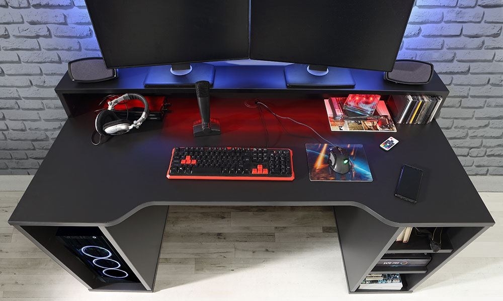 A Mesa Gaming Tezaur oferece bastante espaço de armazenamento, incluindo compartimento para CPU com ventilação. quarto gamer pequeno